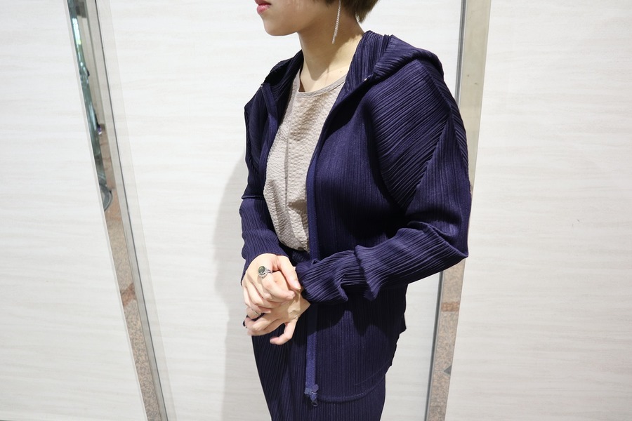 PLEATS PLEASEよりプリーツパーカーとバックジッププリーツスカートが