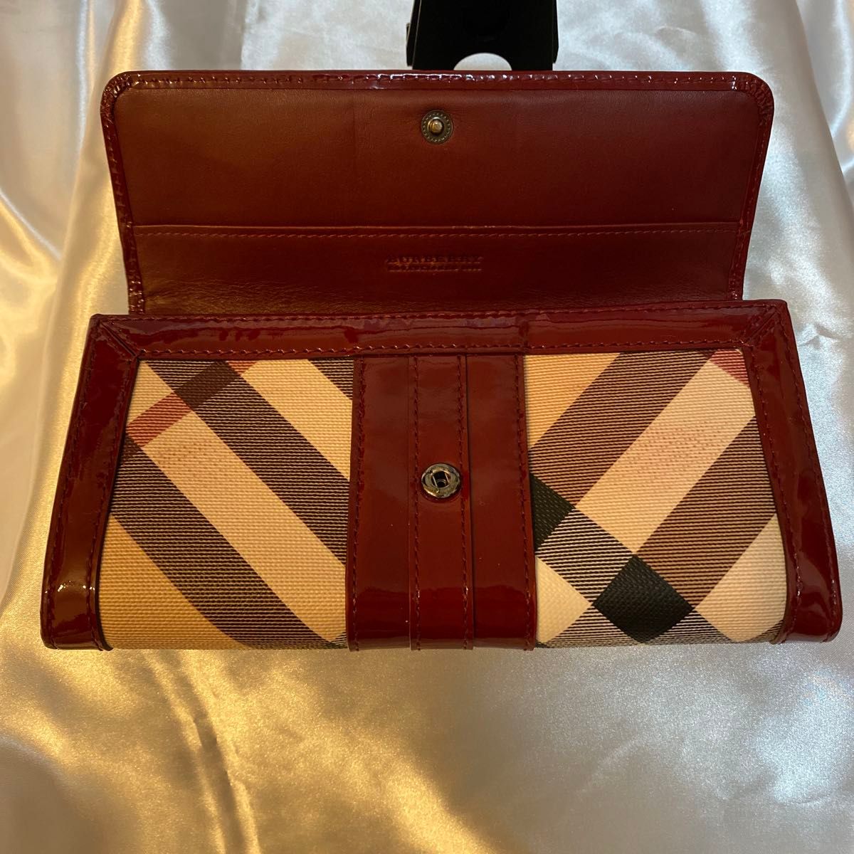 Burberry バーバリー 二つ折り長財布 PVC パテントレザーノバチェック