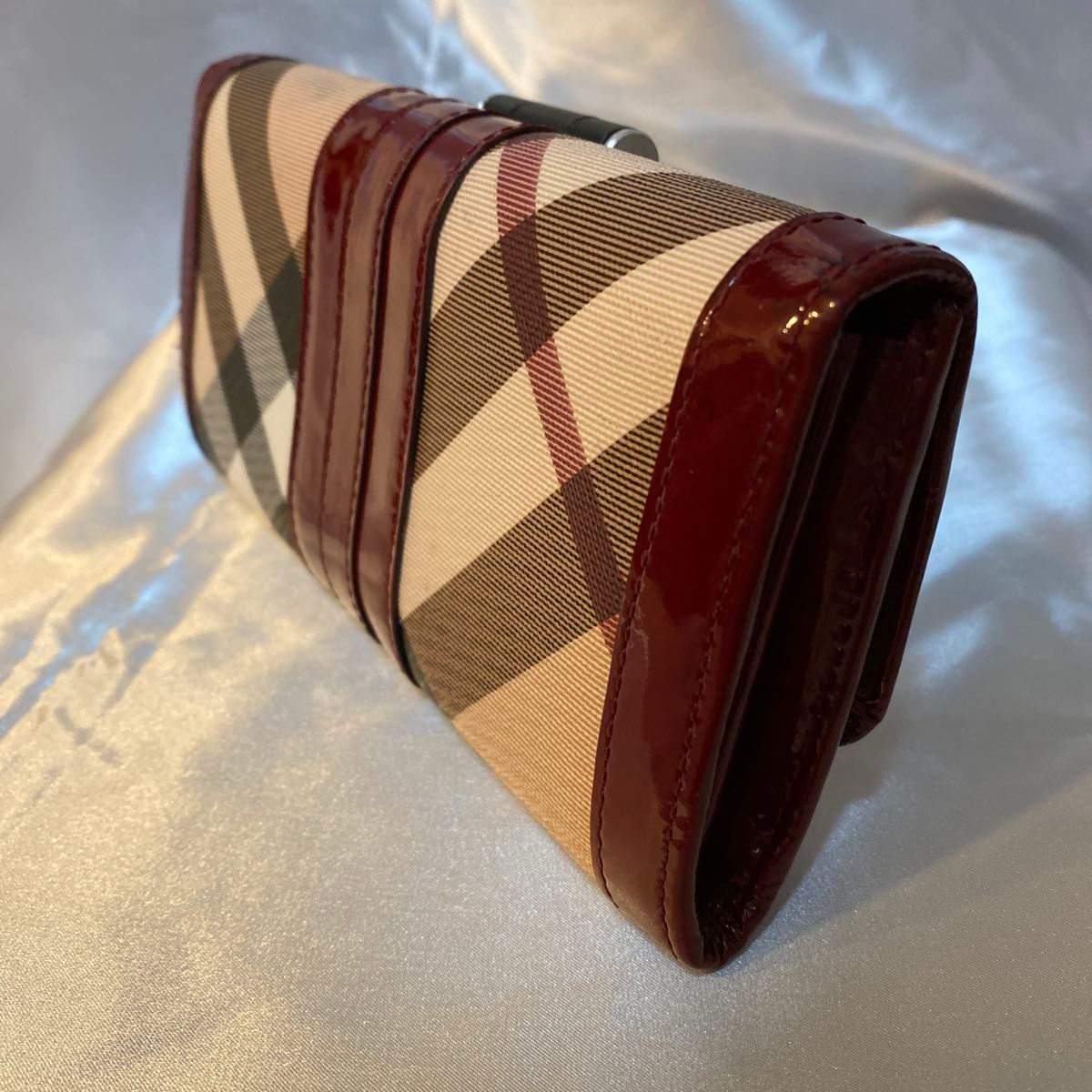 Burberry バーバリー 二つ折り長財布 PVC パテントレザーノバチェック