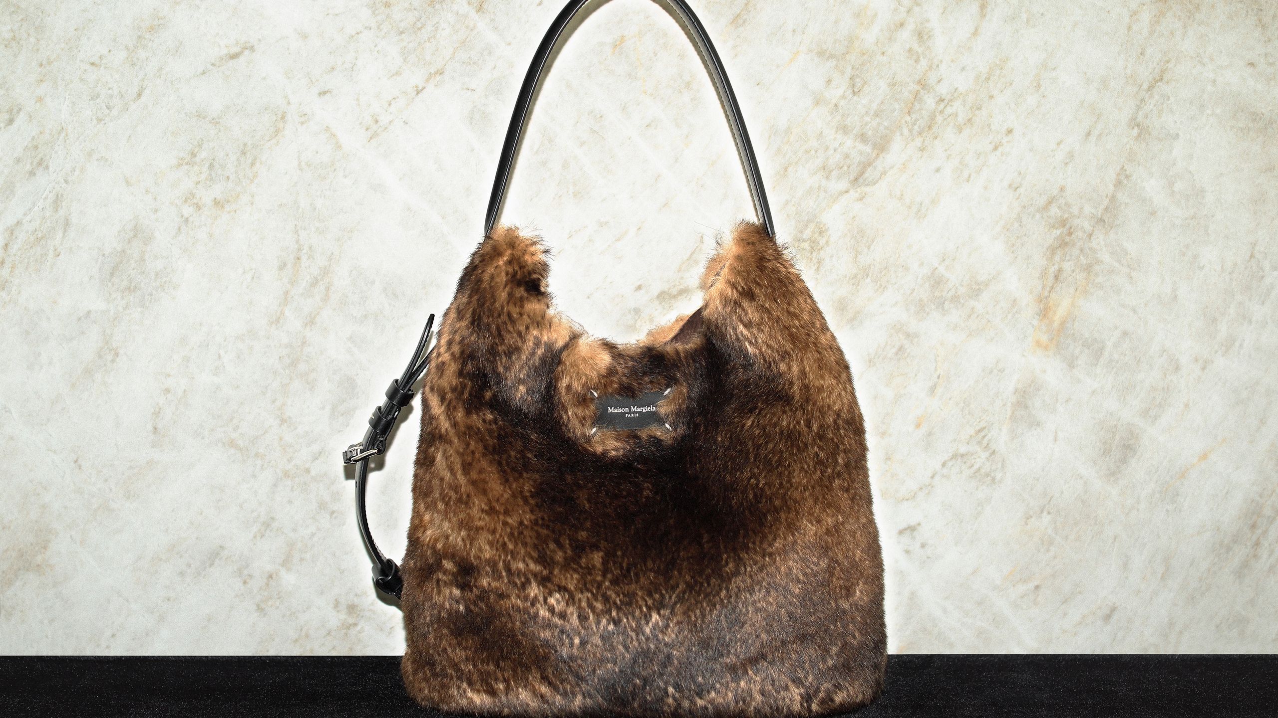 メゾン マルジェラならではの静かなモダニティが冴える──バッグと