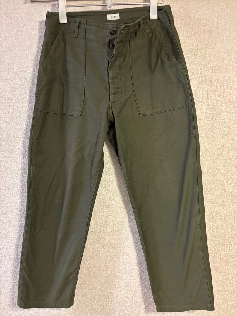 CIOTA シオタ スビンコットンムラ糸バックサテンベイカーパンツ オリーブ CIOTA シオタ スビンコットン ムラ系バックサテン ベイカーパンツ