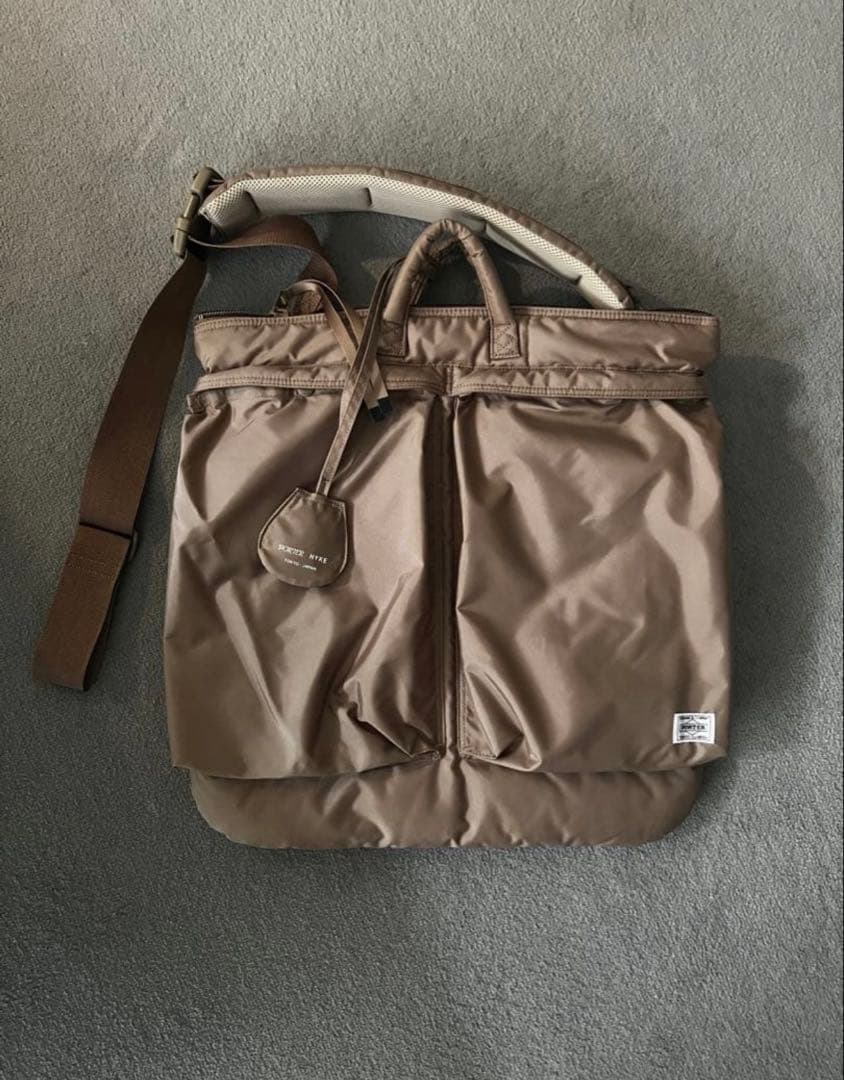 HYKE✖PORTER コラボのヘルメットバック　ベージュ HYKE x PORTER(ハイク x ポーター) HELMET BAG | 吉田カバン