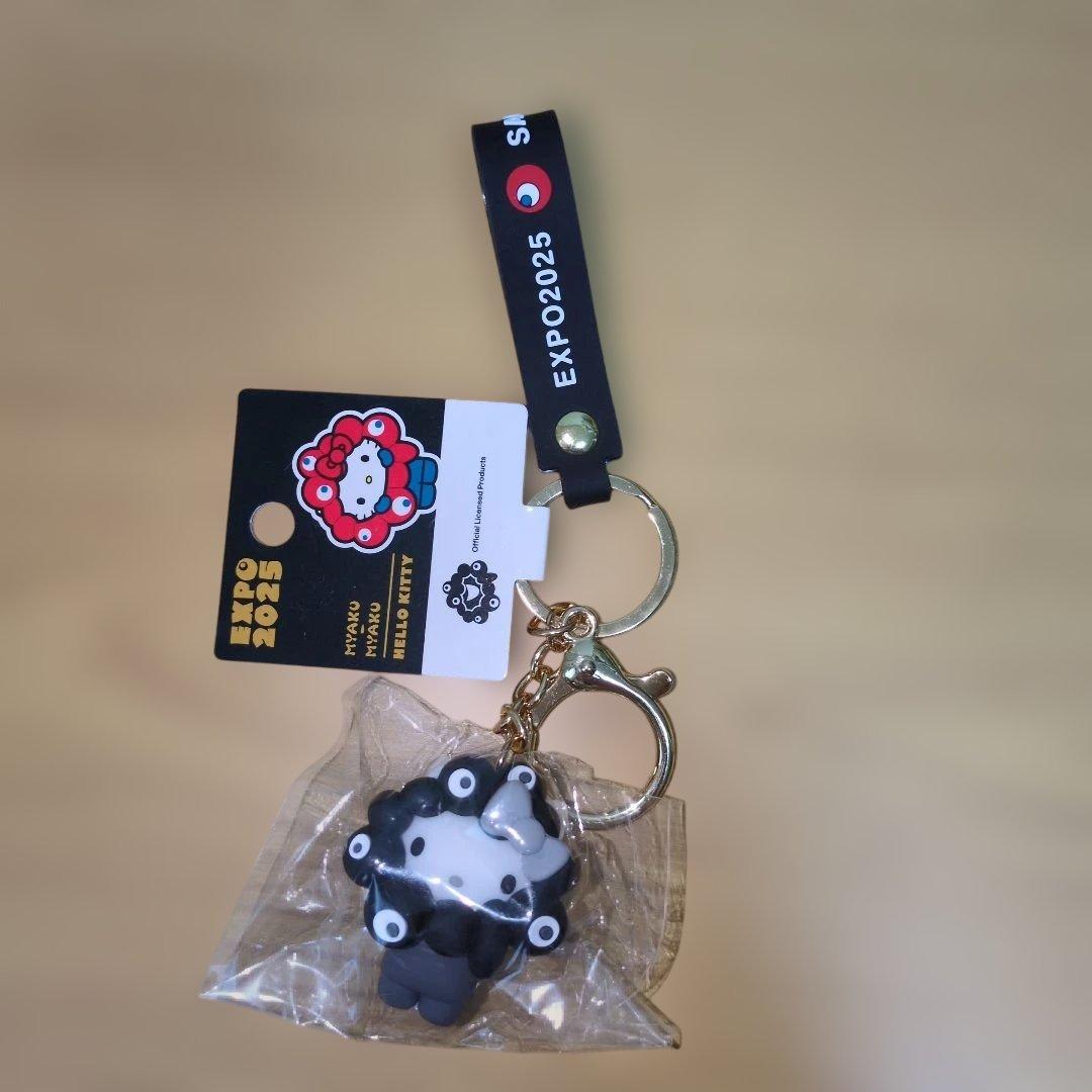万博キティ　モノクロストラップ 関西万博会場限定 黒ミャクミャク なりきりキーホルダー キティ 黒
