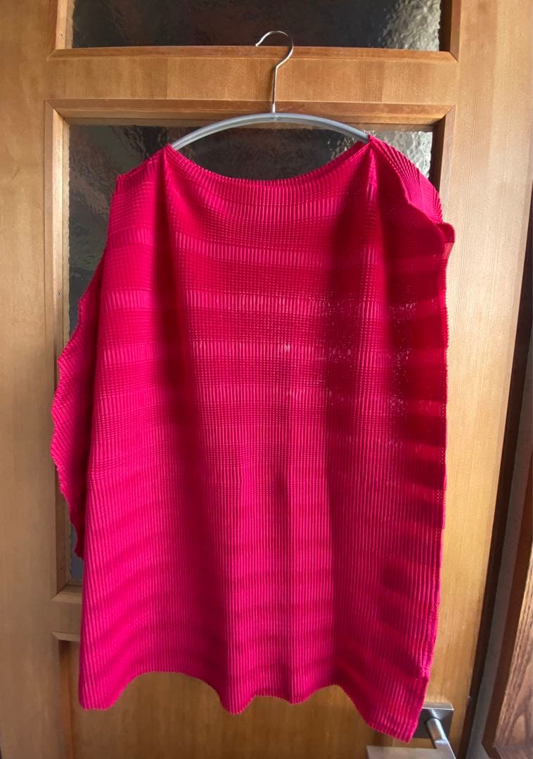 美品★me ISSEY MIYAKEイッセイミヤケ ピンクプリーツトップス ミー イッセイ ミヤケ新作“スイートピーの花＆食虫植物”着想のプリーツ