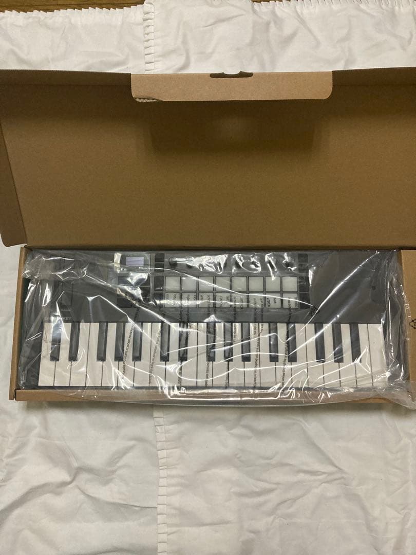 Novation Launchkey mini 37 MK4 MIDIキーボード Novation Launchkey Mini 37 MK4 37-key Keyboard Controller | Sweetwater